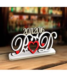 Инициалы из дерева с датой на подставке