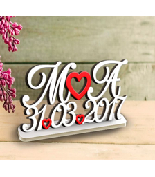 Деревянные слова и буквы с датой на подставке