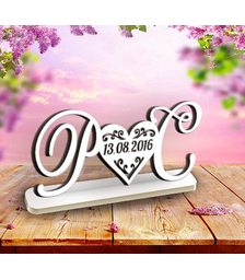 Деревянные слова с датой на подставке