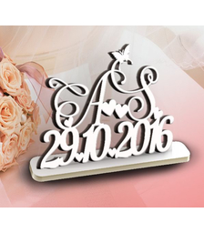 Монограмма с датой на подставке